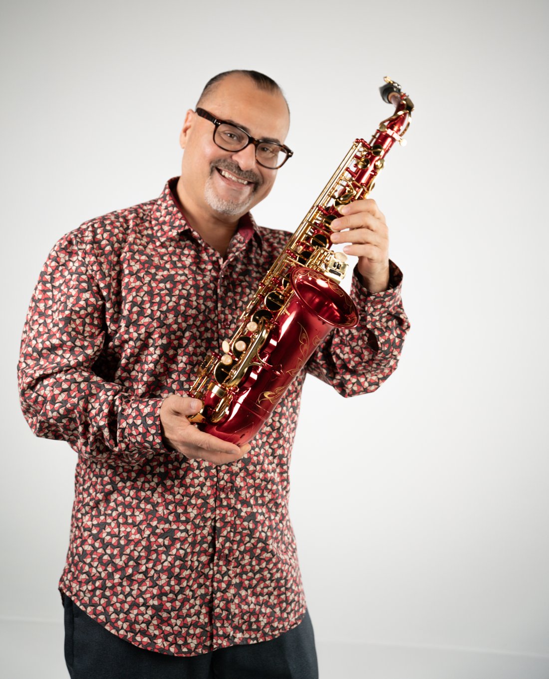 Jimmy Baruc tocando el saxofón